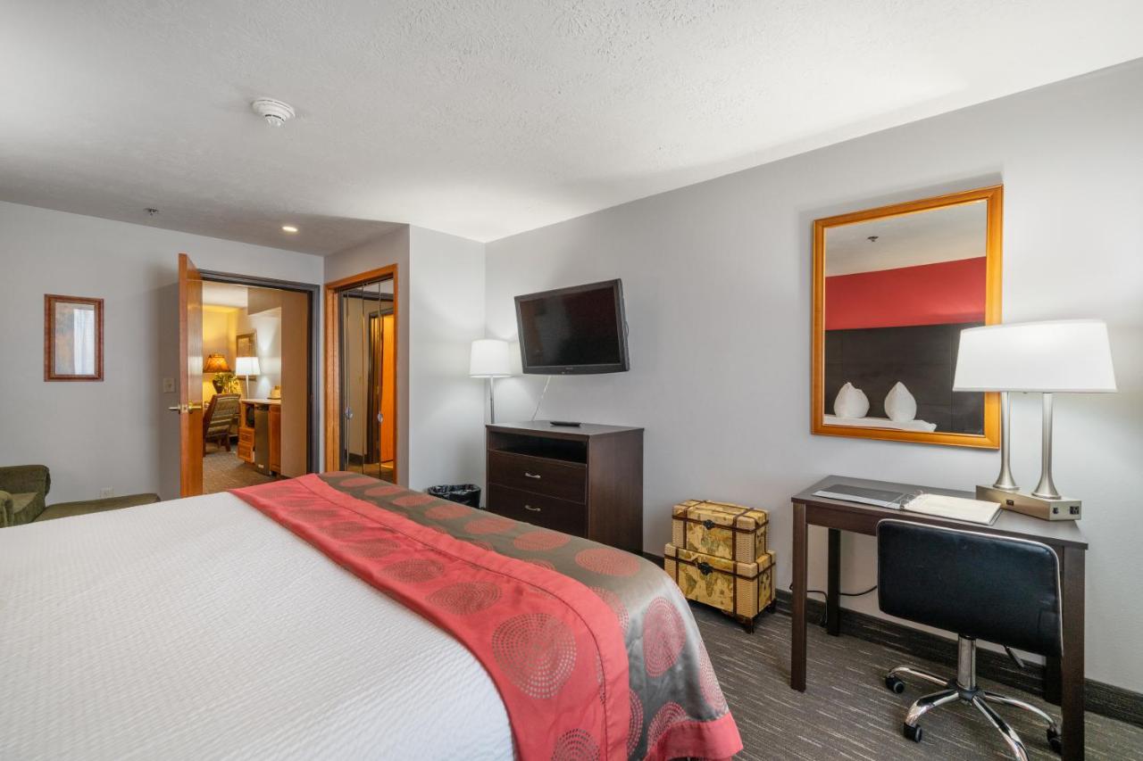 One-Bedroom King Suite with Jetted Tub - Non-Smoking at Ramada by Wyndham Sioux Falls Airport - Waterpark Resort & Event Center