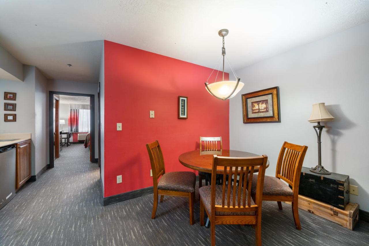 One-Bedroom King Suite with Jetted Tub - Non-Smoking at Ramada by Wyndham Sioux Falls Airport - Waterpark Resort & Event Center