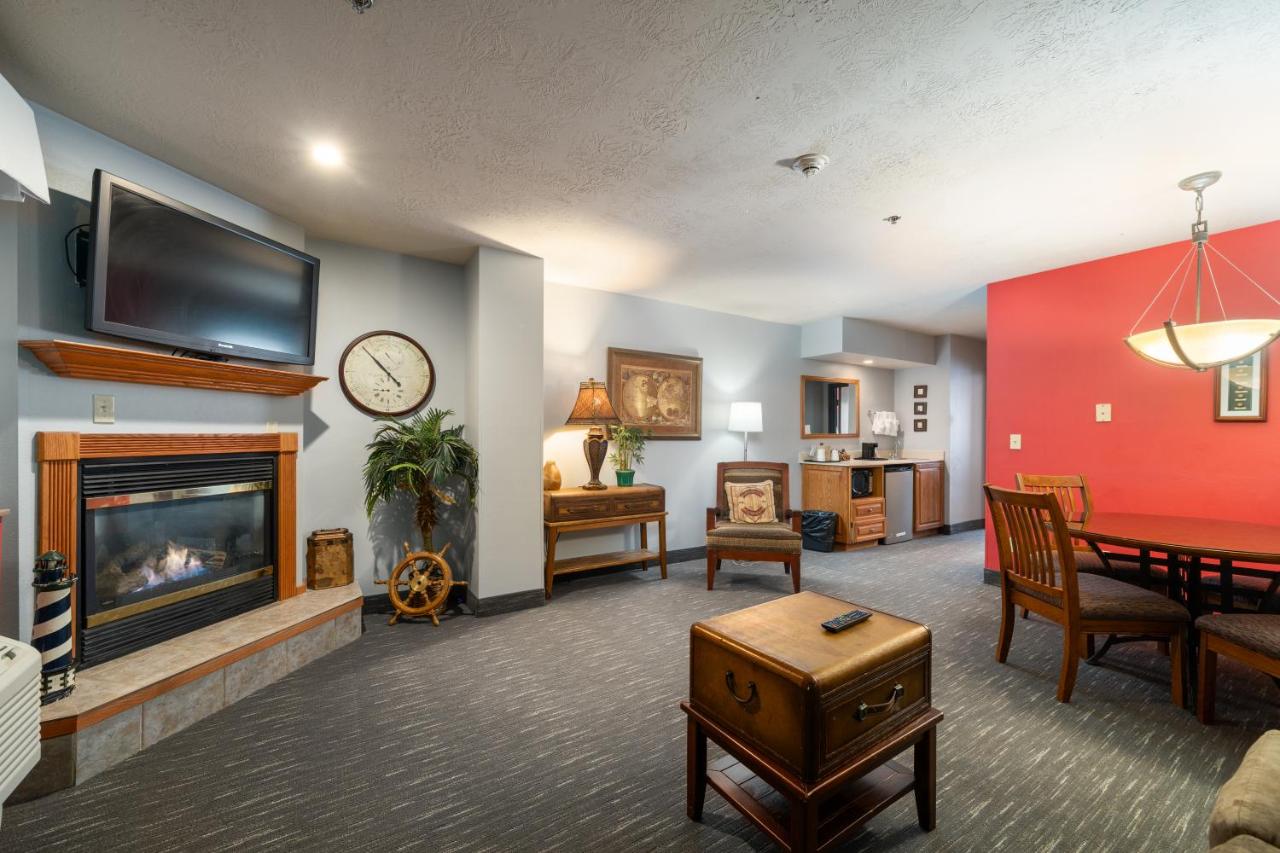 One-Bedroom King Suite with Jetted Tub - Non-Smoking at Ramada by Wyndham Sioux Falls Airport - Waterpark Resort & Event Center