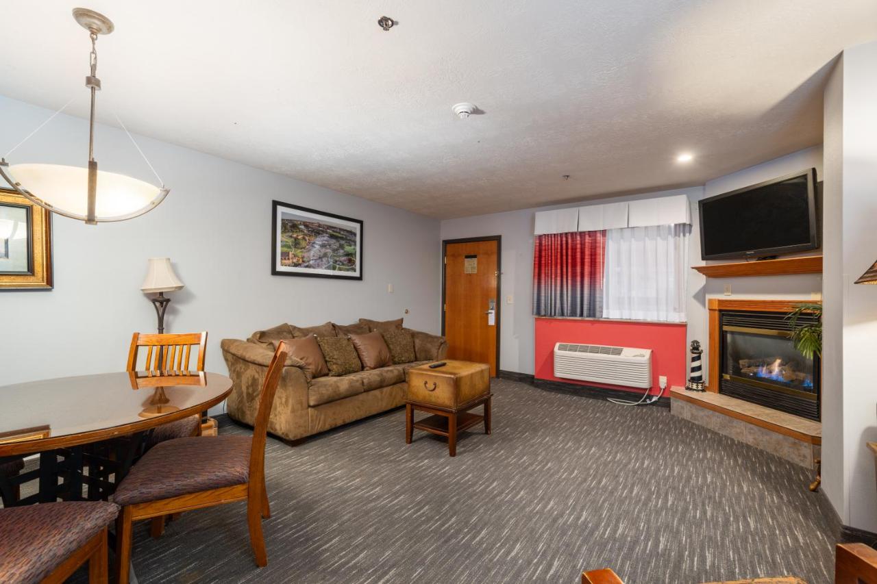 One-Bedroom King Suite with Jetted Tub - Non-Smoking at Ramada by Wyndham Sioux Falls Airport - Waterpark Resort & Event Center