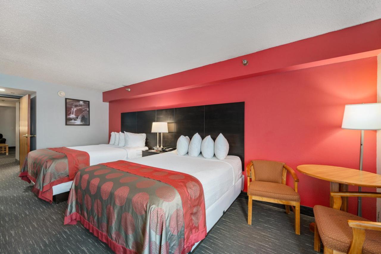 One-Bedroom Queen Suite - Mobility Access/Non-Smoking at Ramada by Wyndham Sioux Falls Airport - Waterpark Resort & Event Center