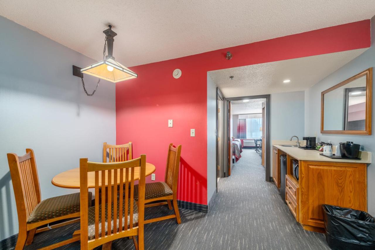 One-Bedroom Queen Suite - Mobility Access/Non-Smoking at Ramada by Wyndham Sioux Falls Airport - Waterpark Resort & Event Center