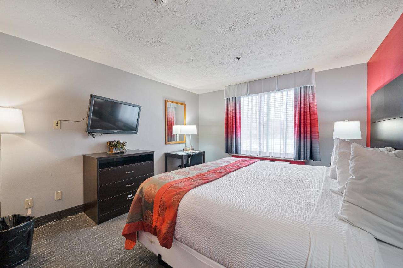 Ramada by Wyndham Sioux Falls Airport - Waterpark Resort & Event Center