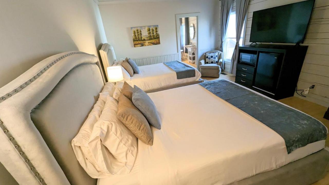Deluxe Queen Suite at Barefoot Hills