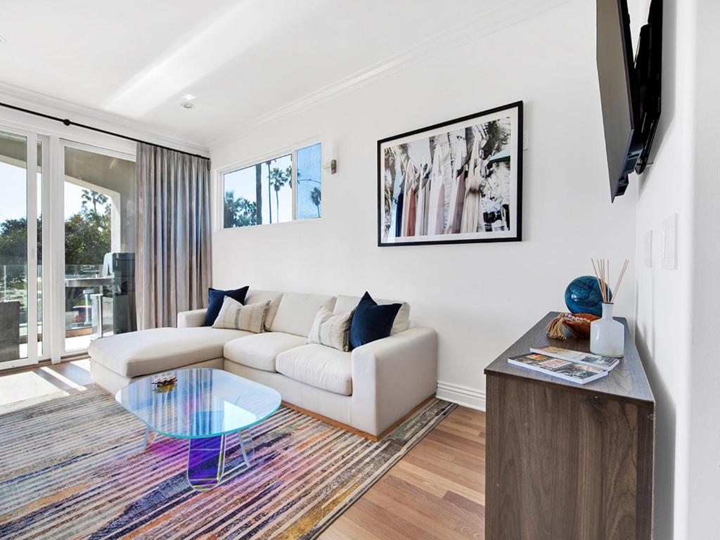  | Beachfront Villa. Newly renovated with big Game Room.