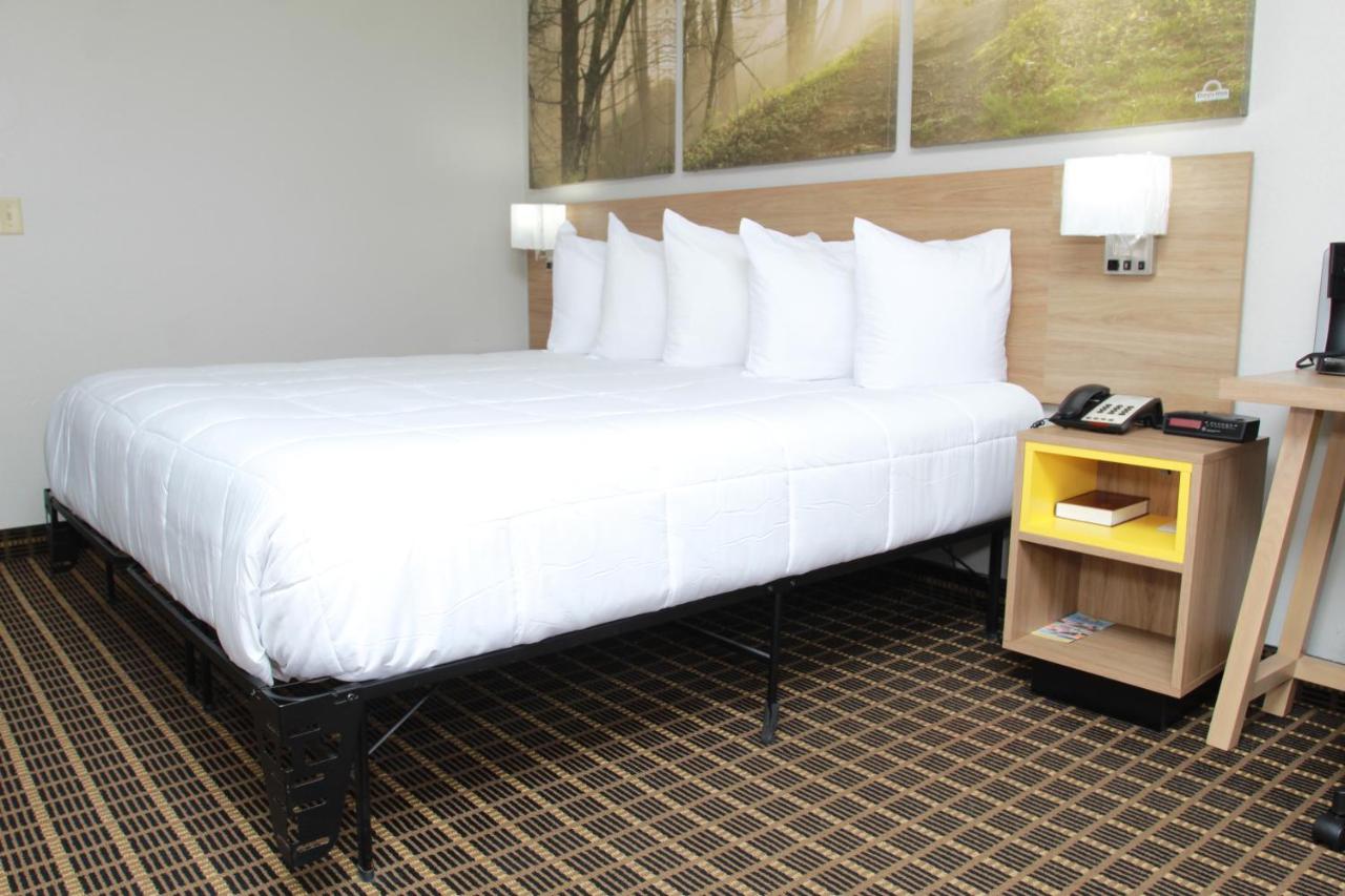 King Room - Mobility Access/Smoking at Days Inn by Wyndham Forest