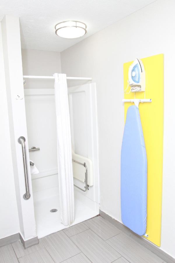 King Room - Mobility Access/Smoking at Days Inn by Wyndham Forest