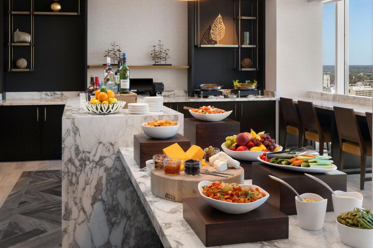 King Room with Roll-in Shower and Executive Lounge Access - Mobility and Hearing Accessible/High Flo at JW Marriott Indianapolis