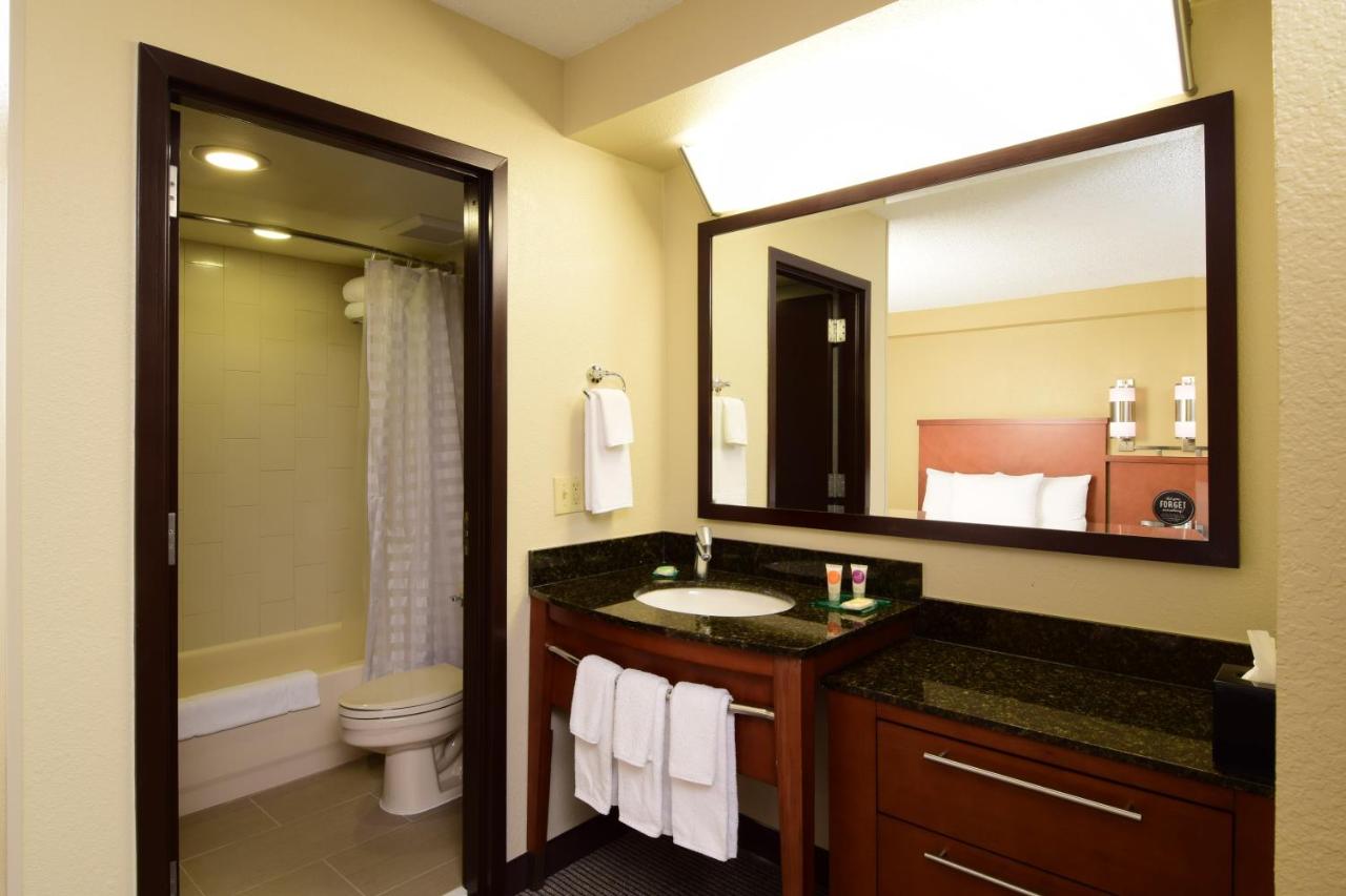 Guestroom 2 Doubles at Hyatt Place Dallas/Las Colinas