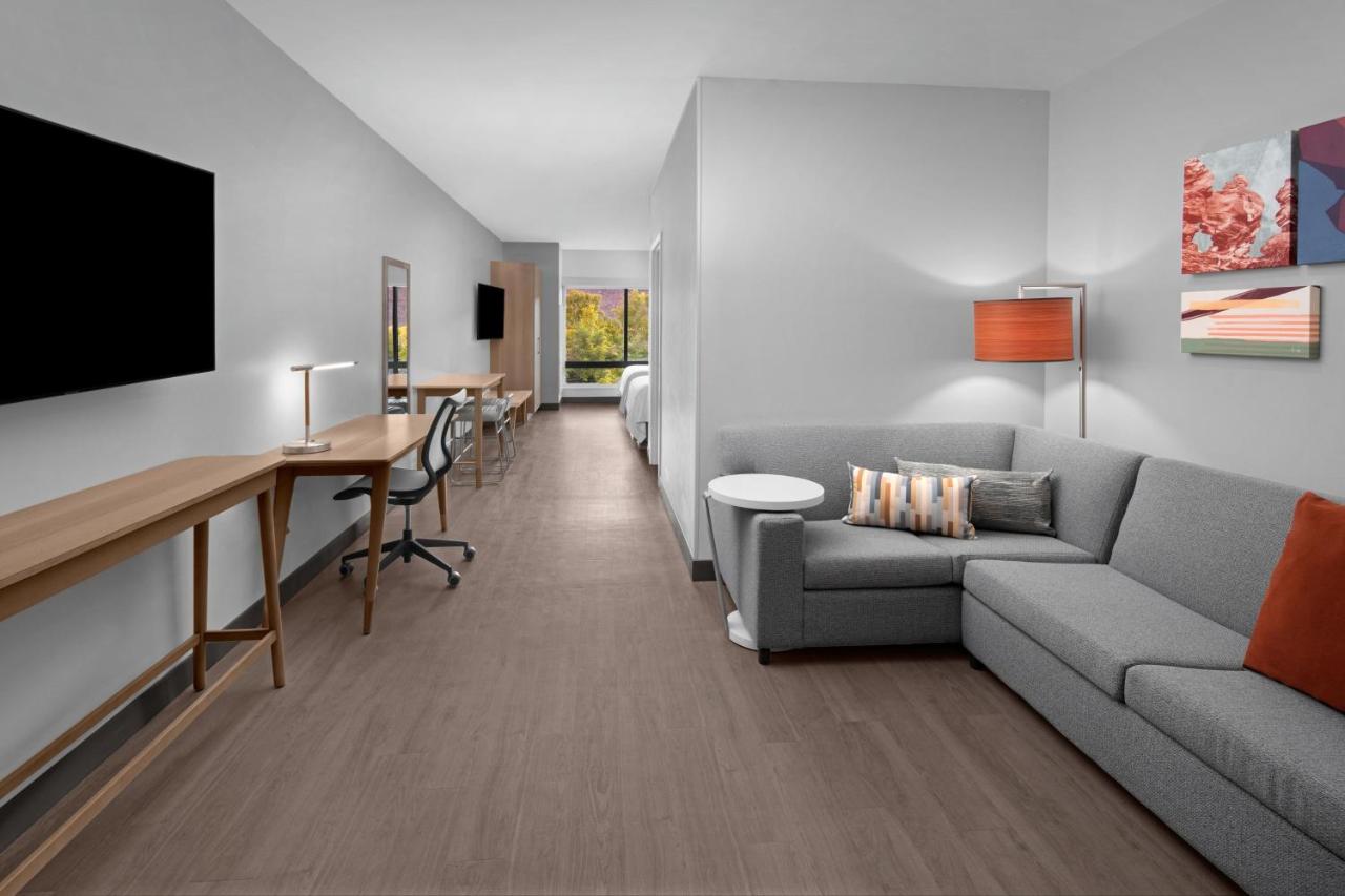 Studio with Two Queen Beds, Sofa nad Mountain View at Element by Marriott Moab