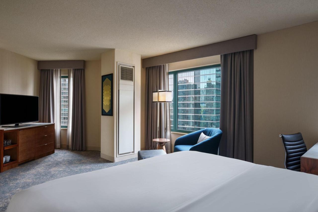 Guest Room, 1 King at Sheraton Grand Chicago Riverwalk