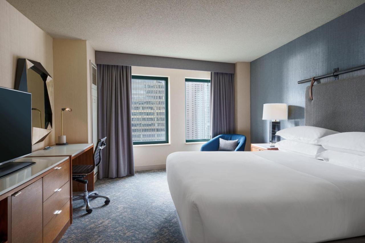 Deluxe King Room with River View at Sheraton Grand Chicago Riverwalk