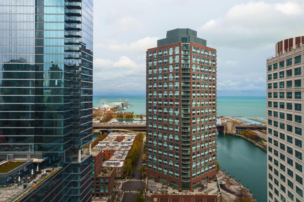 Guest Room, 1 King at Sheraton Grand Chicago Riverwalk