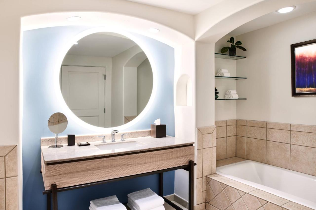 Cliffside, Larger Guest room, 1 King, Fireplace at ADERO Scottsdale Resort, Autograph Collection