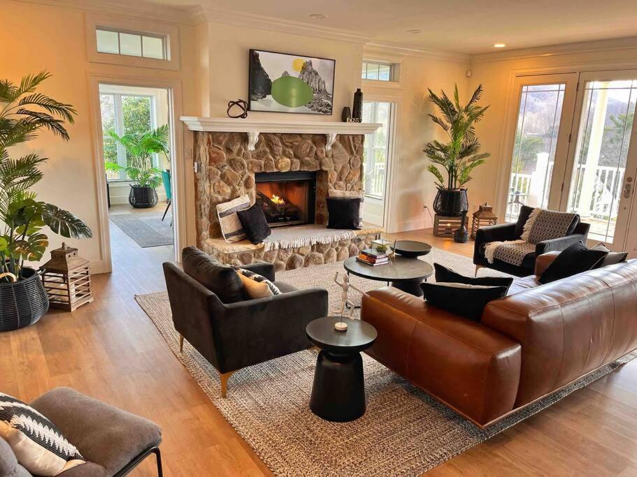 | Asheville 5BR/4.5BATH Mountain View Pool Villa