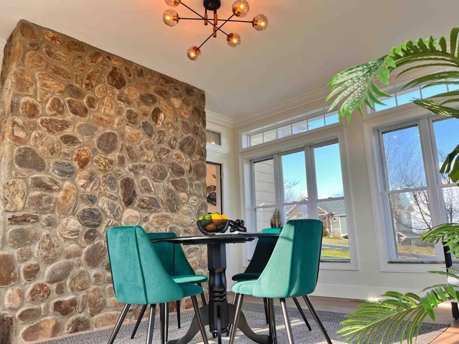 | Asheville 5BR/4.5BATH Mountain View Pool Villa