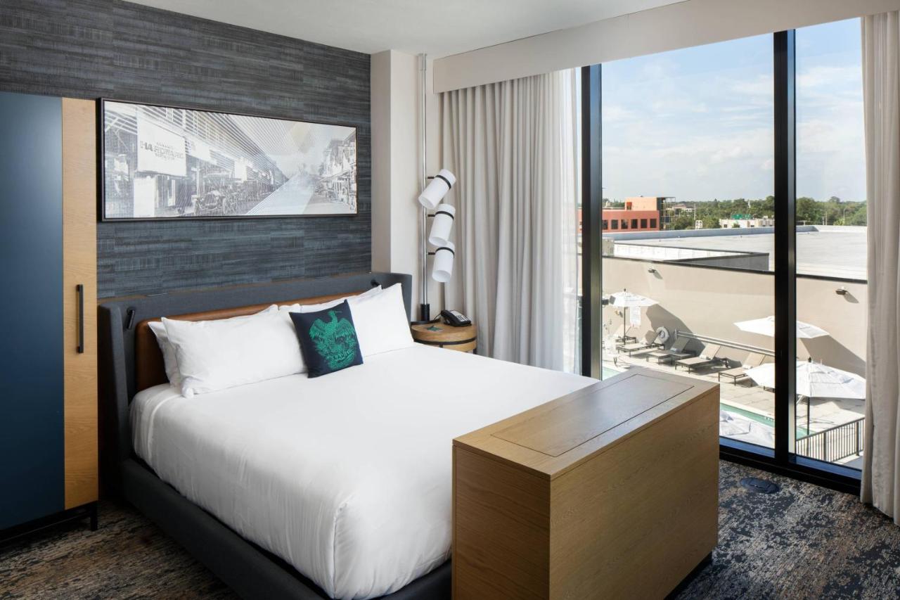 Balcony Suite and Wet Bar, 1 Bedroom 2 room Suite, 1 King at Luminary Hotel & Co., Autograph Collection
