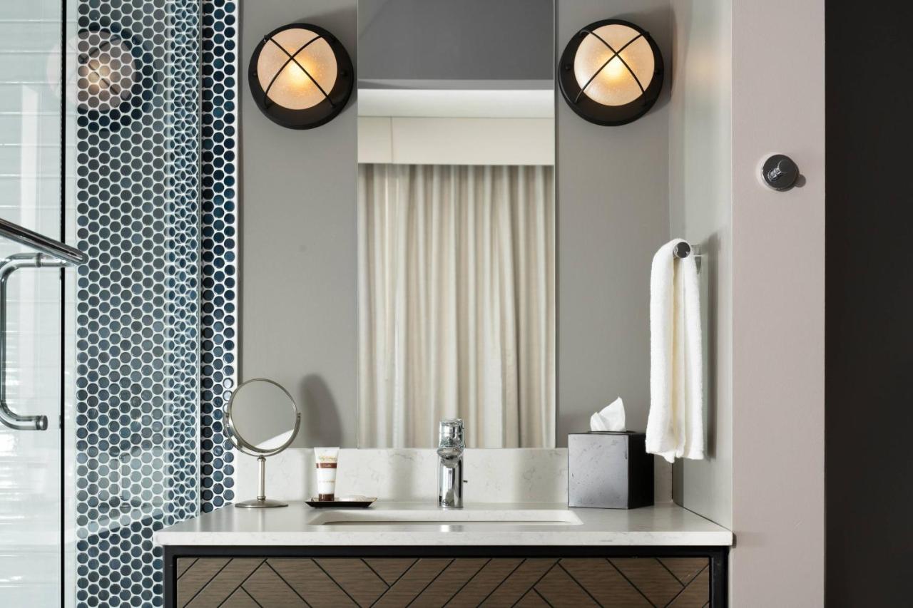 Balcony Suite and Wet Bar, 1 Bedroom 2 room Suite, 1 King at Luminary Hotel & Co., Autograph Collection