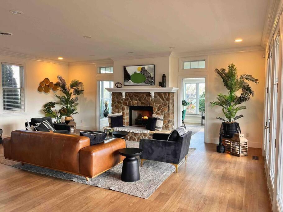 | Asheville 5BR/4.5BATH Mountain View Pool Villa