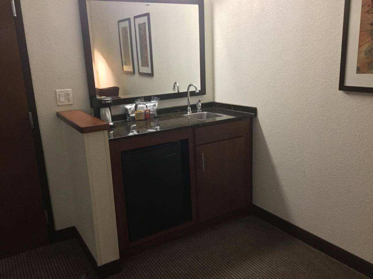 King Room with Accessible Tub - Disability Access at BNA Suites