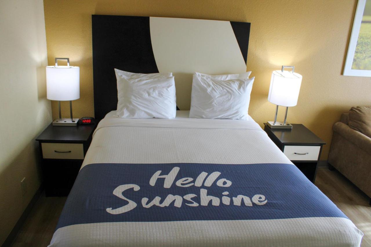 Queen Room - Non-Smoking at Days Inn by Wyndham Bend
