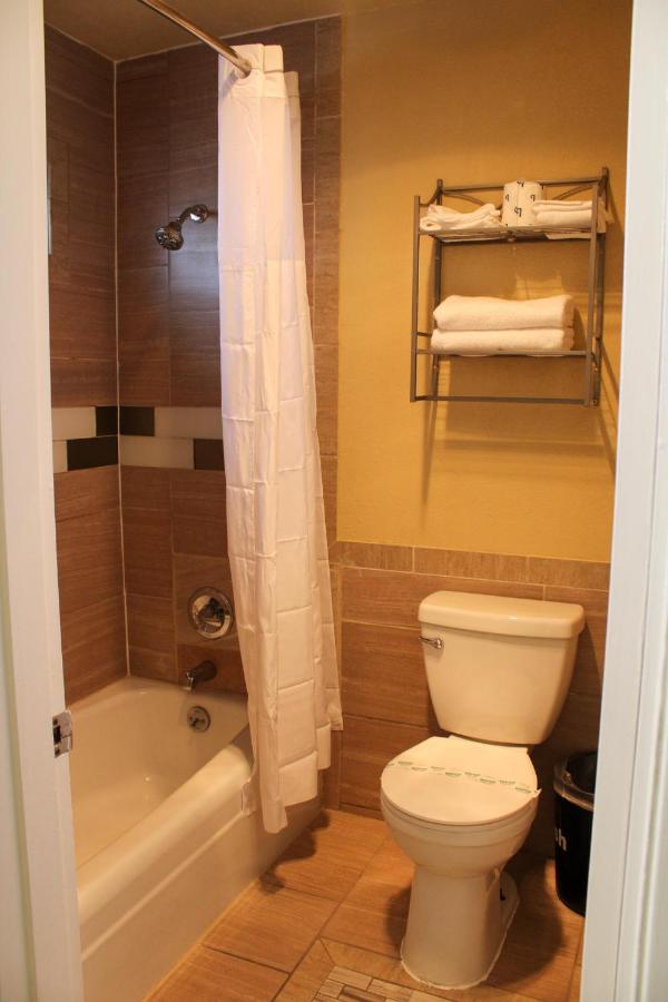 Deluxe King Room - Non-Smoking at Days Inn by Wyndham Bend