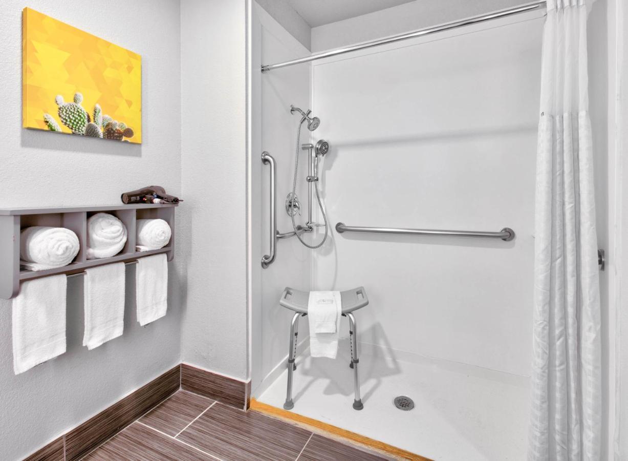 Queen Room with Two Queen Beds and Bath Tub - Mobility/Hearing Accessible - Non-Smoking at La Quinta Inn & Suites by Wyndham Dallas - Las Colinas