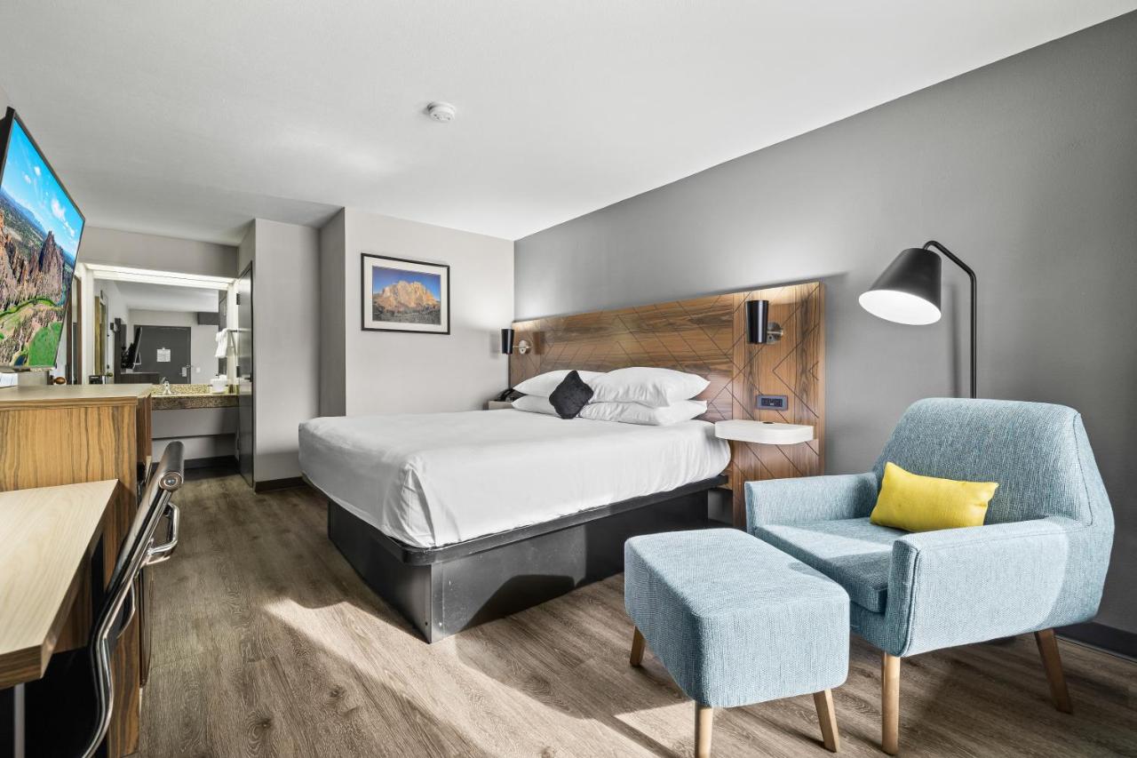 King Room at Red Lion Inn & Suites Deschutes River Bend