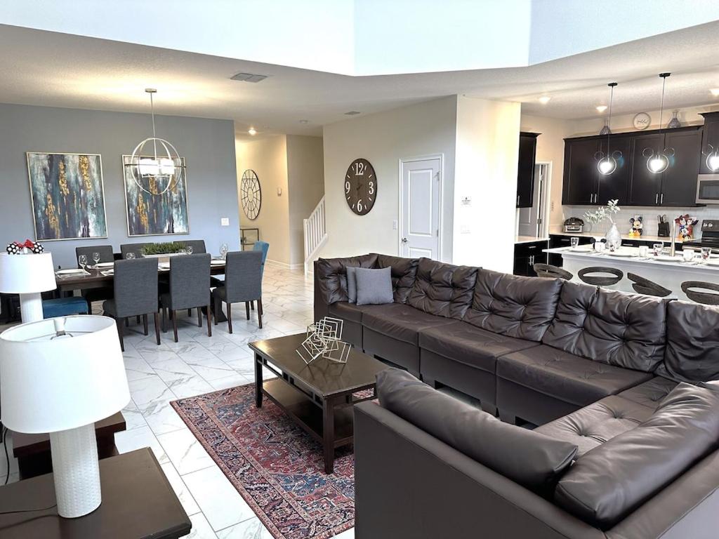 | Luxury Villa House W/ Private Pool & Spa, BBQ & Resort Water Park - Near Disney