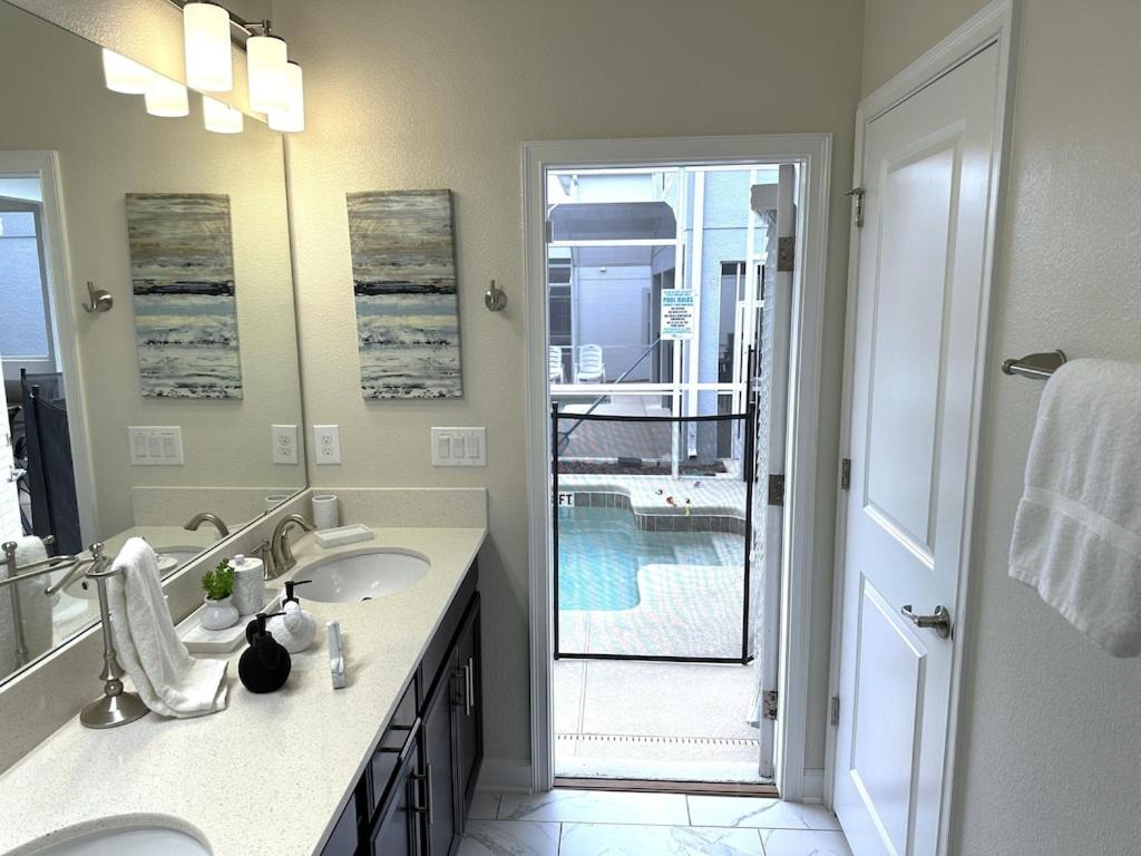 | Luxury Villa House W/ Private Pool & Spa, BBQ & Resort Water Park - Near Disney