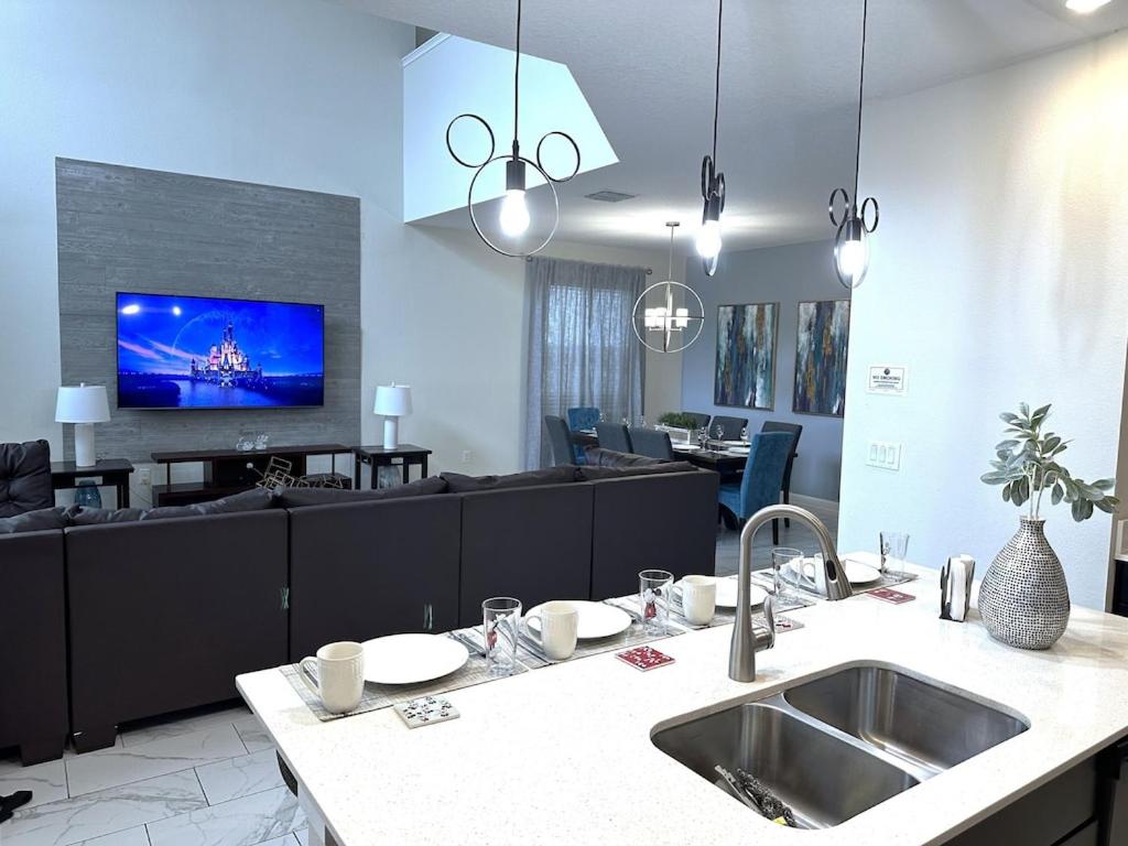 | Luxury Villa House W/ Private Pool & Spa, BBQ & Resort Water Park - Near Disney