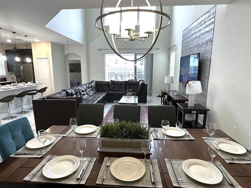 | Luxury Villa House W/ Private Pool & Spa, BBQ & Resort Water Park - Near Disney