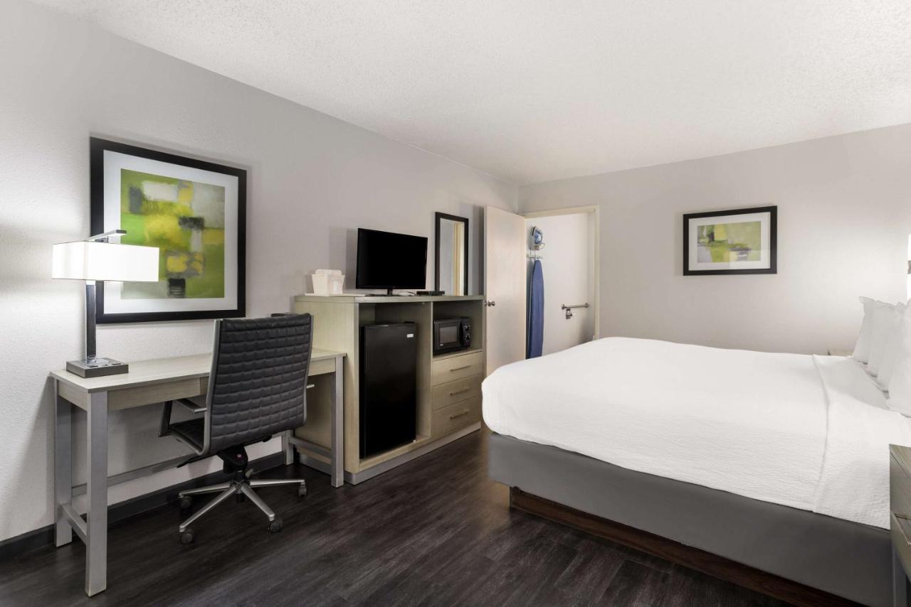 King Room with Roll-in Shower - Mobility Accessible/Non-Smoking at SureStay Hotel by Best Western Grants