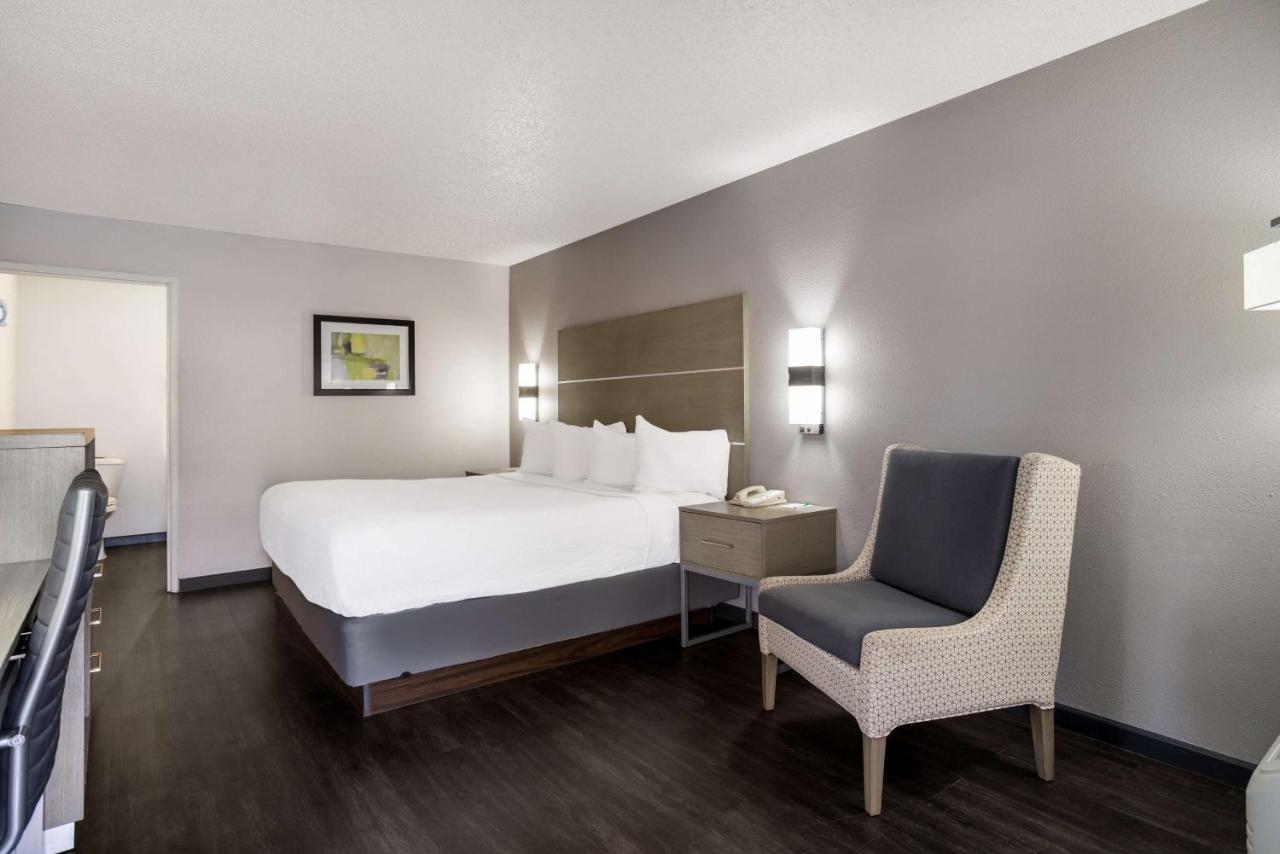 King Room with Roll-in Shower - Mobility Accessible/Non-Smoking at SureStay Hotel by Best Western Grants