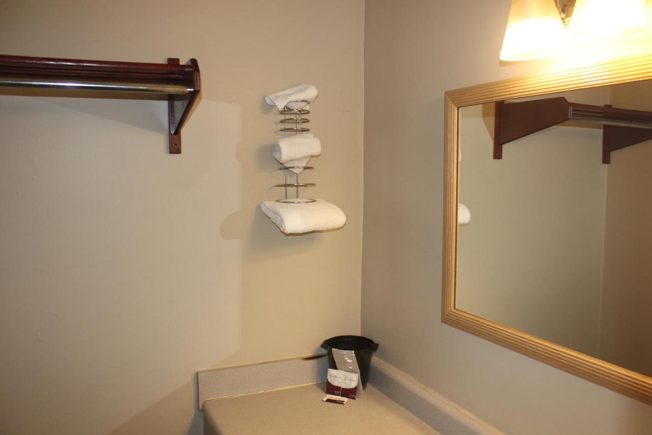  | Red Carpet Inn - Louisville