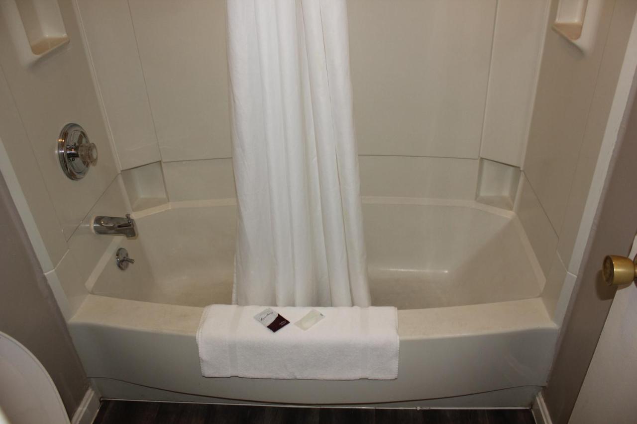  | Red Carpet Inn - Louisville