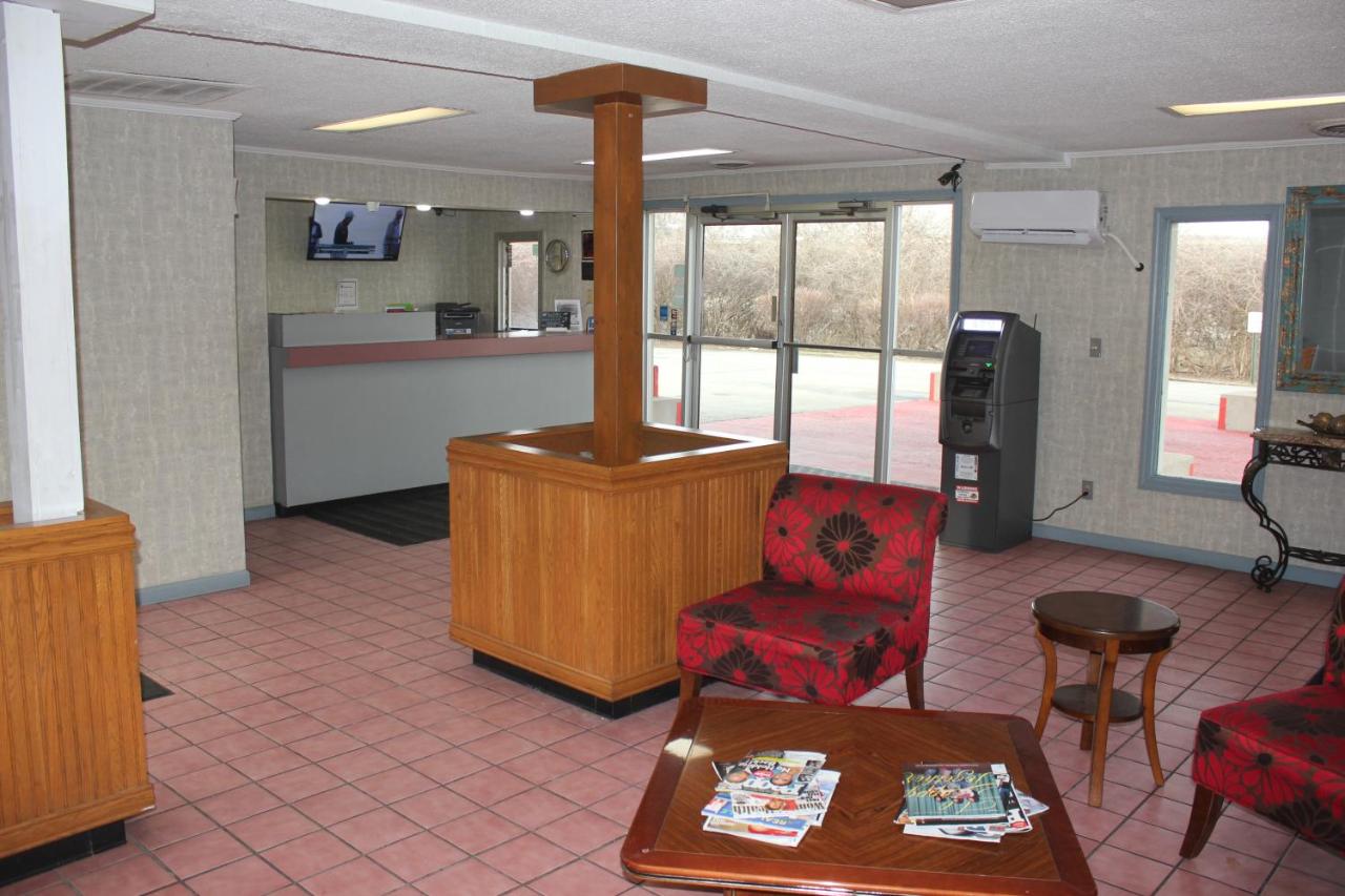  | Red Carpet Inn - Louisville