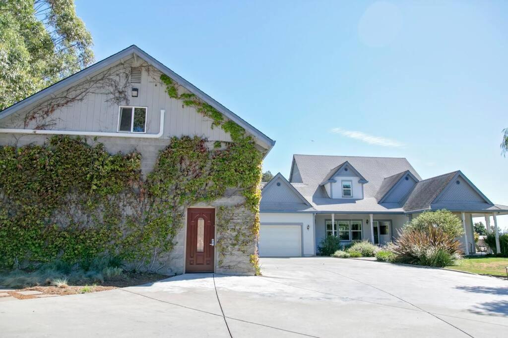 | Estate House overlooking cult Russian River Vineyard