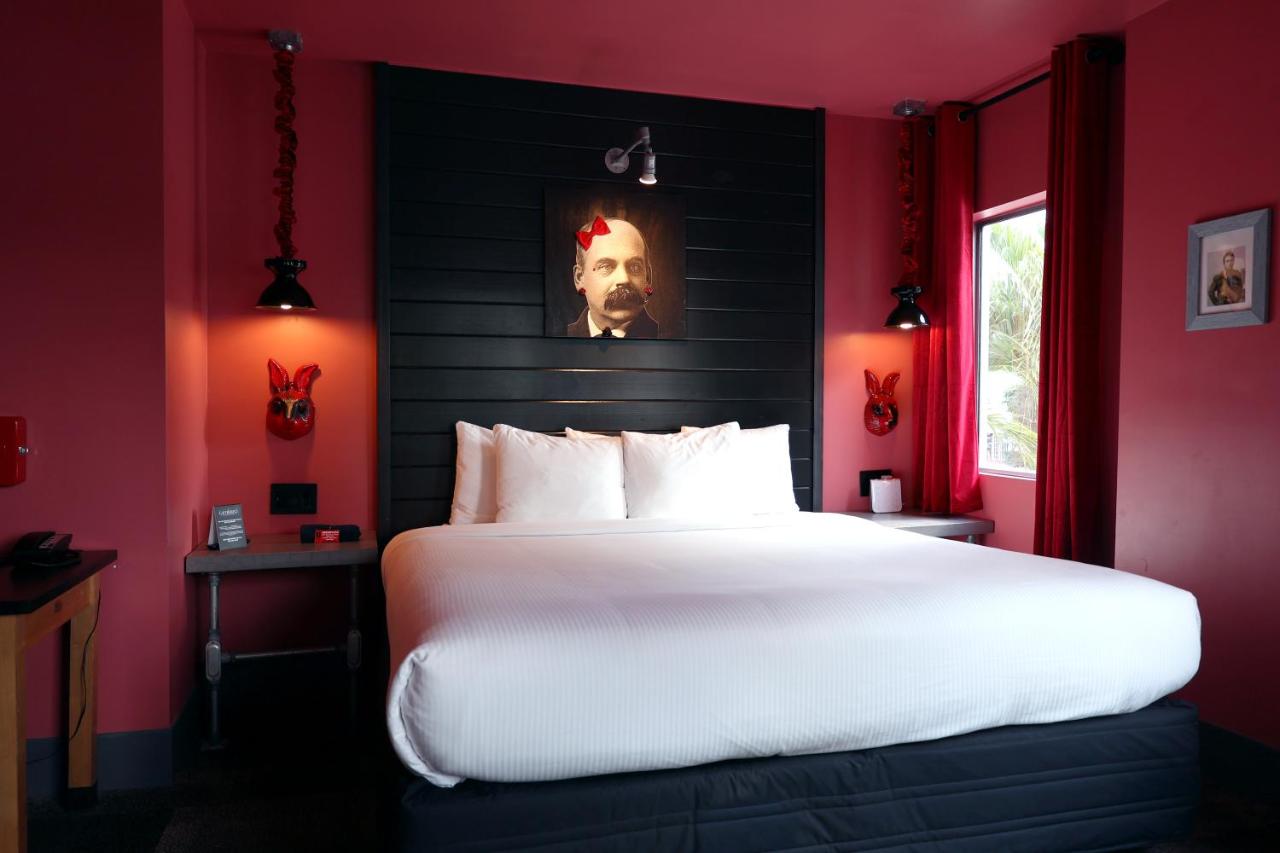 Large King Room at Hôtel Gaythering - Gay Hotel - All Adults Welcome