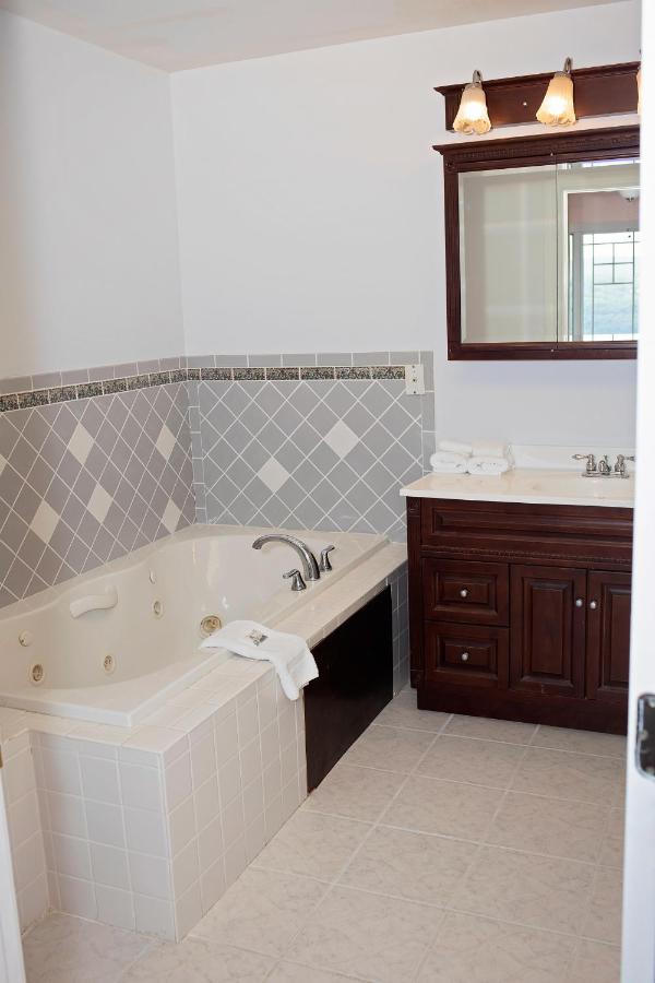 | Longhouse Manor B&B