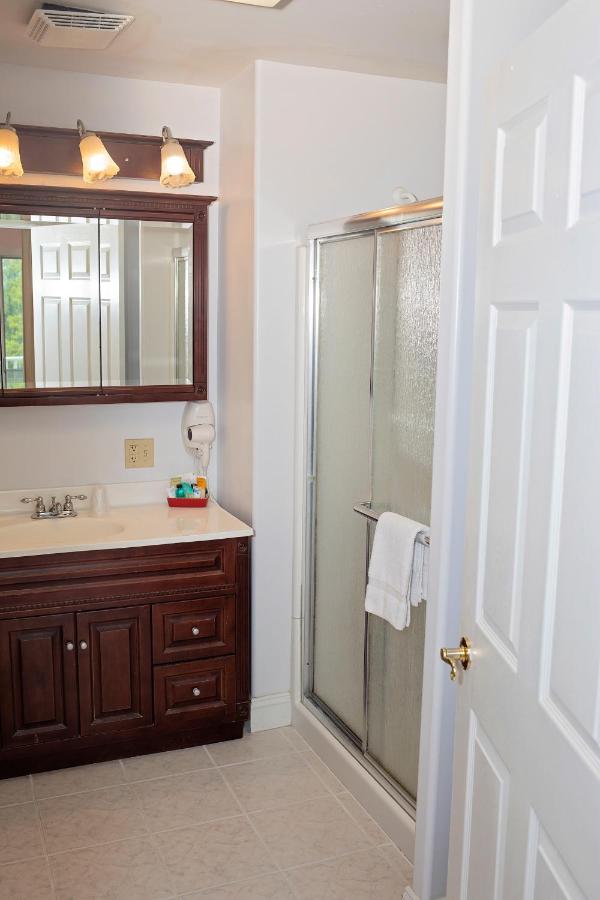 | Longhouse Manor B&B