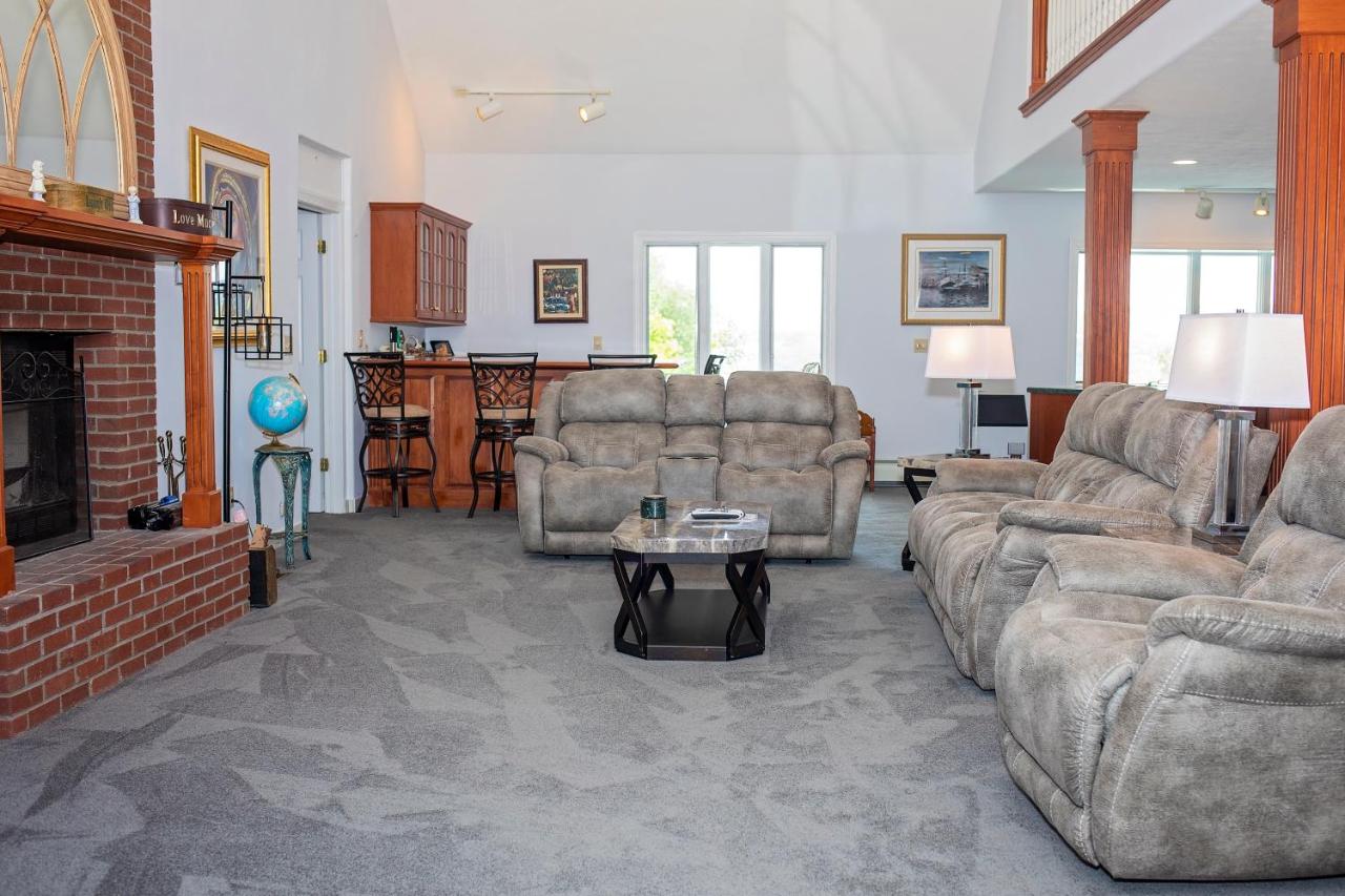 | Longhouse Manor B&B