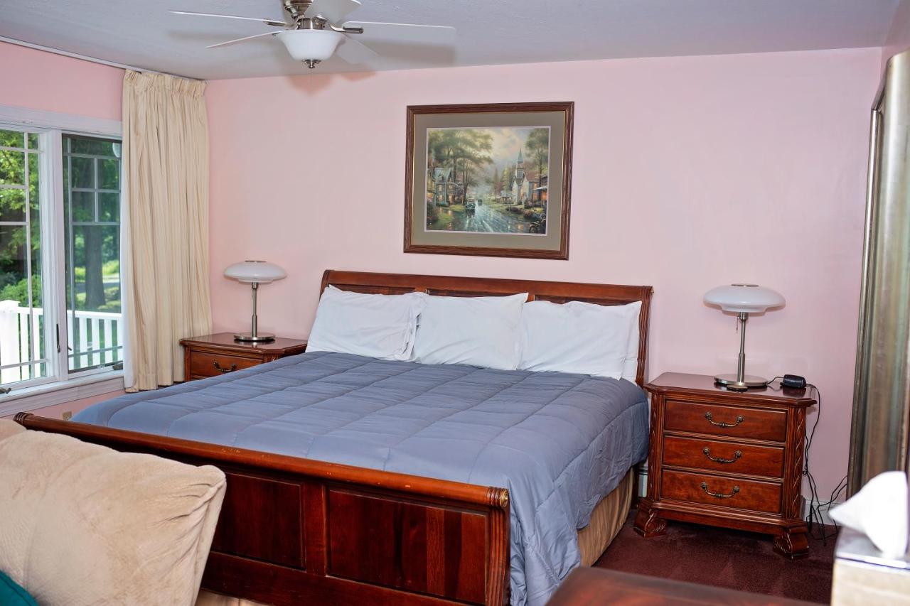 | Longhouse Manor B&B