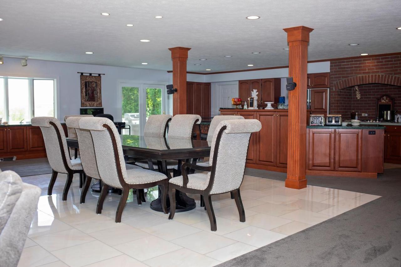| Longhouse Manor B&B