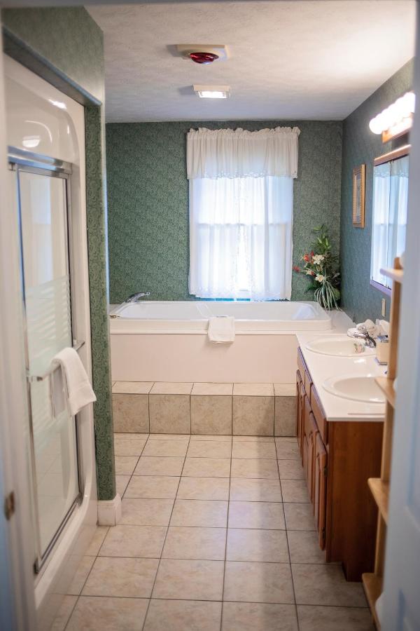 | Longhouse Manor B&B