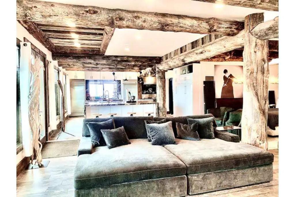  | Mountain Chic Retreat (Entire Home)