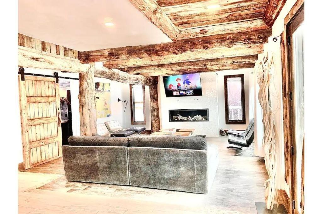  | Mountain Chic Retreat (Entire Home)