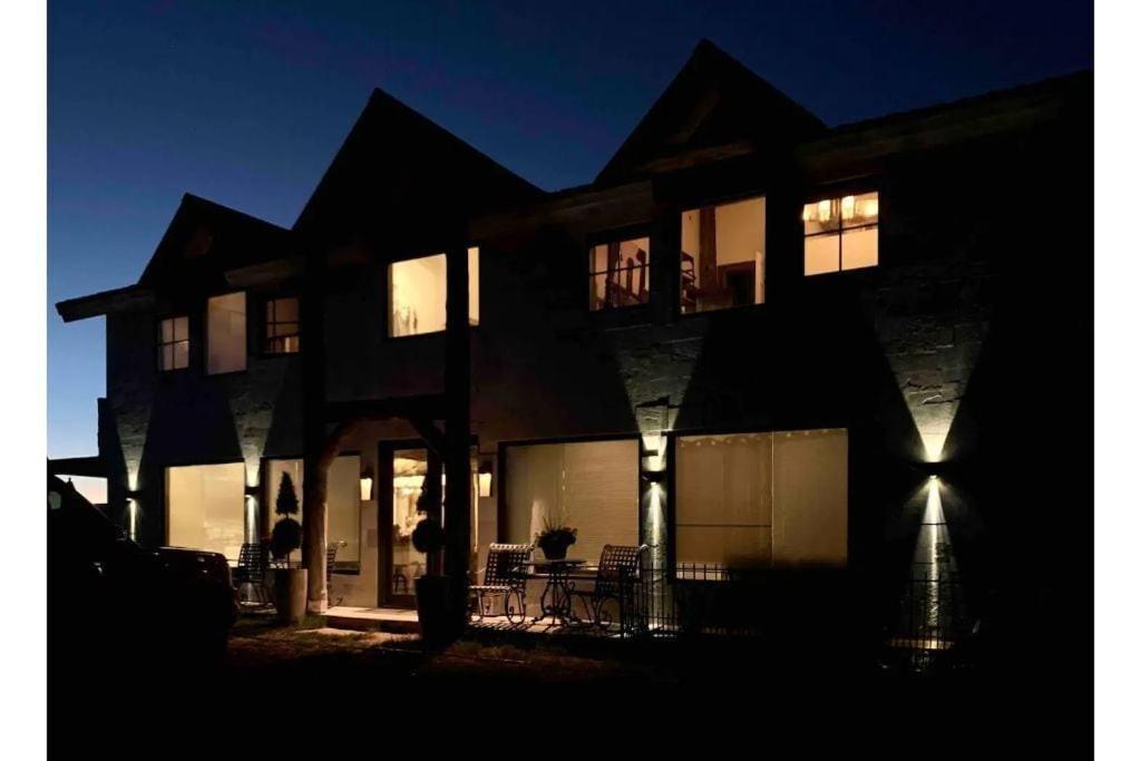  | Mountain Chic Retreat (Entire Home)