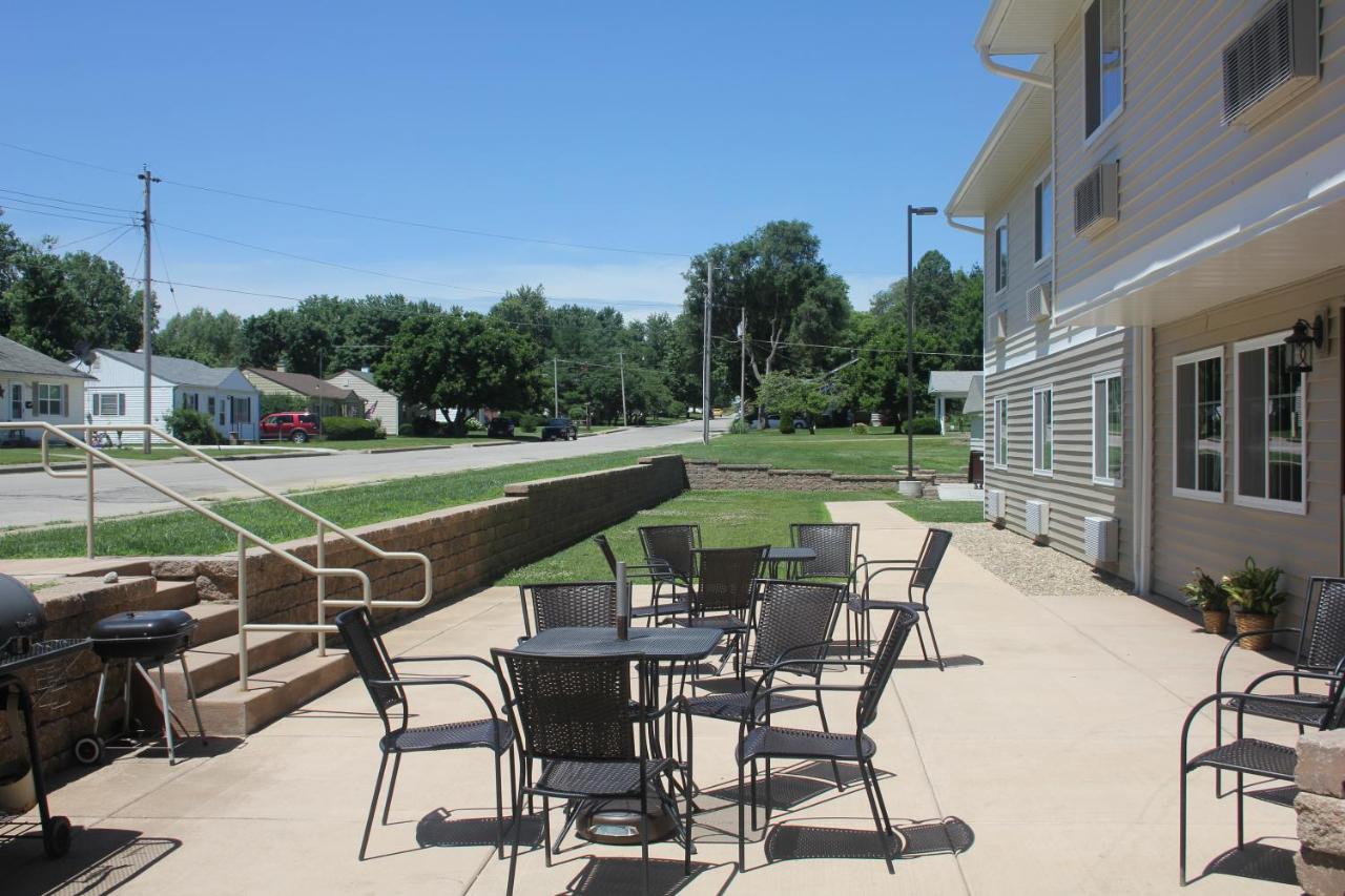 | Green Acres Hotel