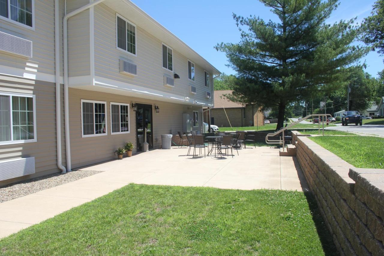| Green Acres Hotel